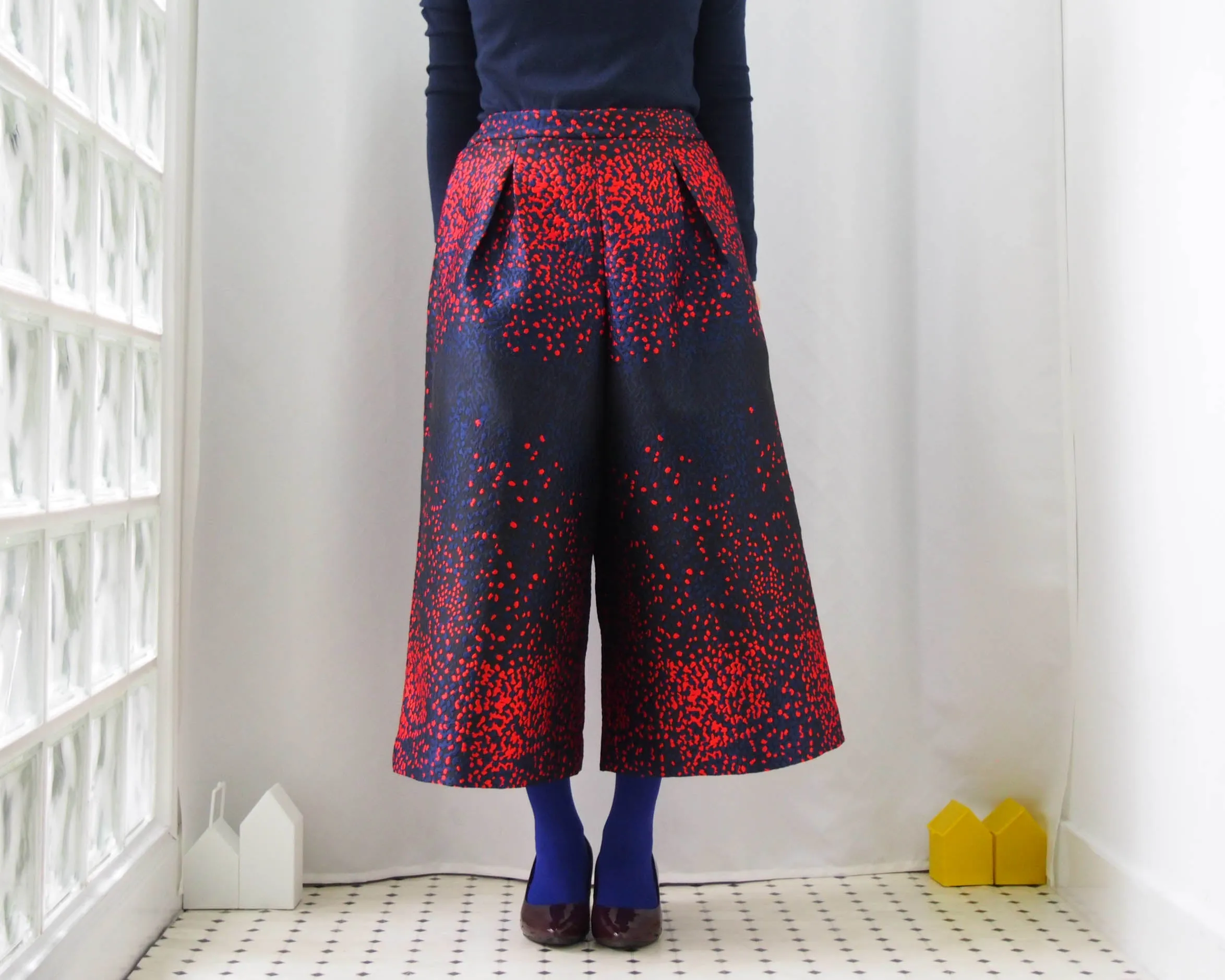 <RS18P06H> SCARLET DOTS WOVEN TEXTILE trousers